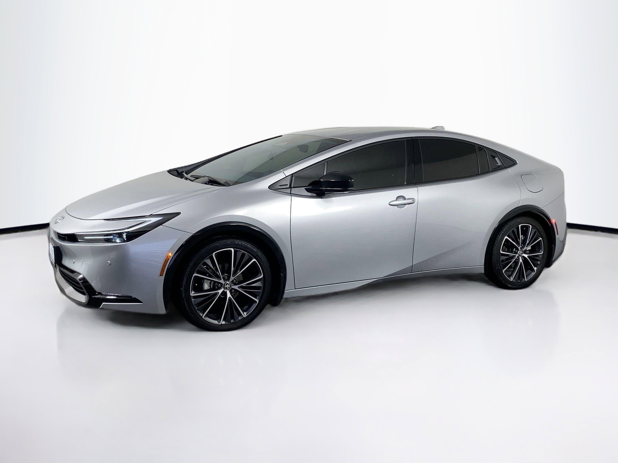 Used 2025 Toyota Prius XLE image 3