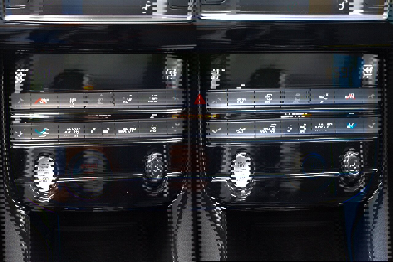 Used 2018 Jaguar XE Premium image 25