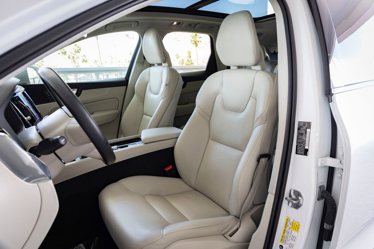 Used 2018 Volvo XC60 T5 Momentum w/ Vision Package image 18