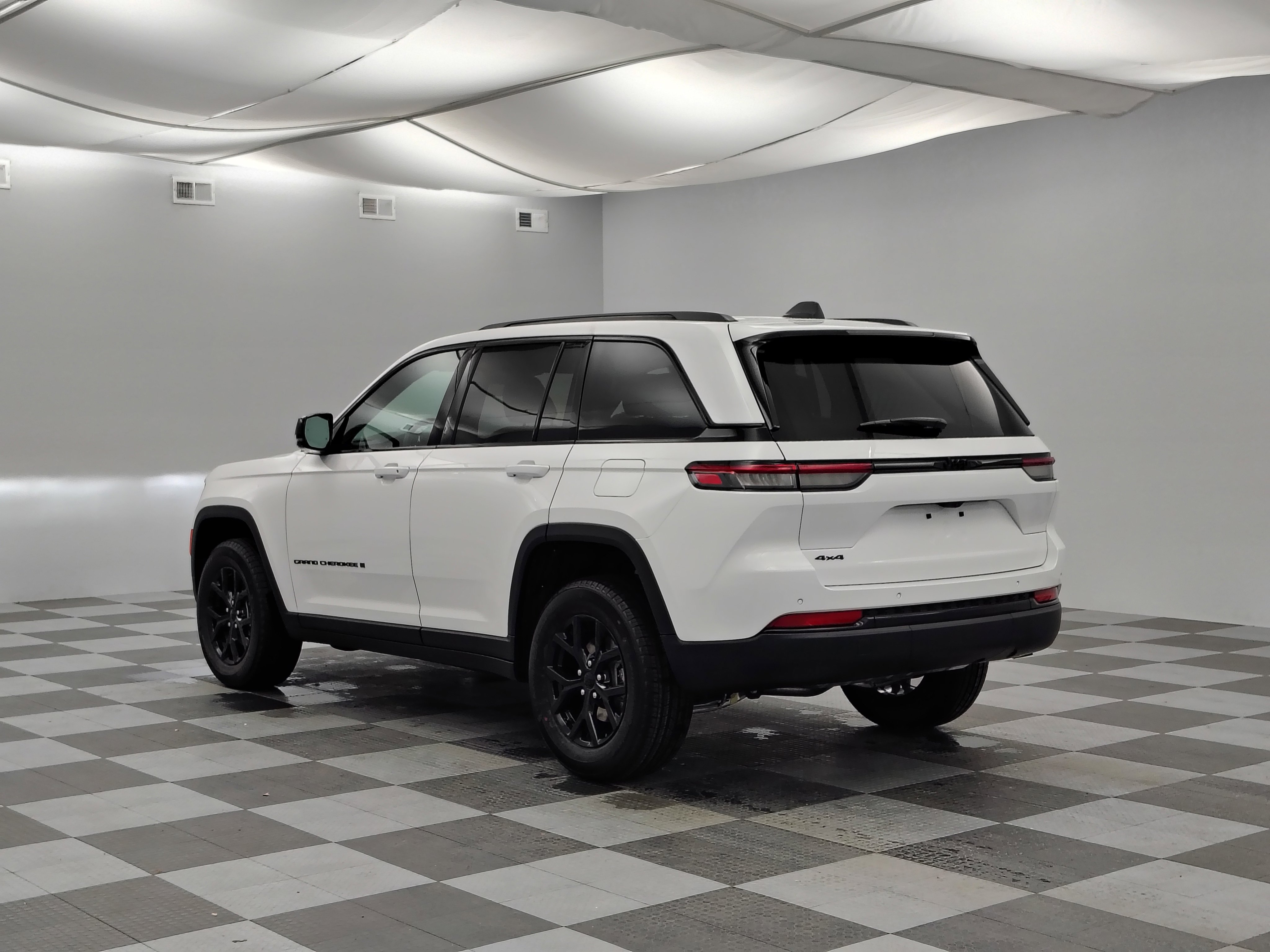 New 2025 Jeep Grand Cherokee Altitude image 8