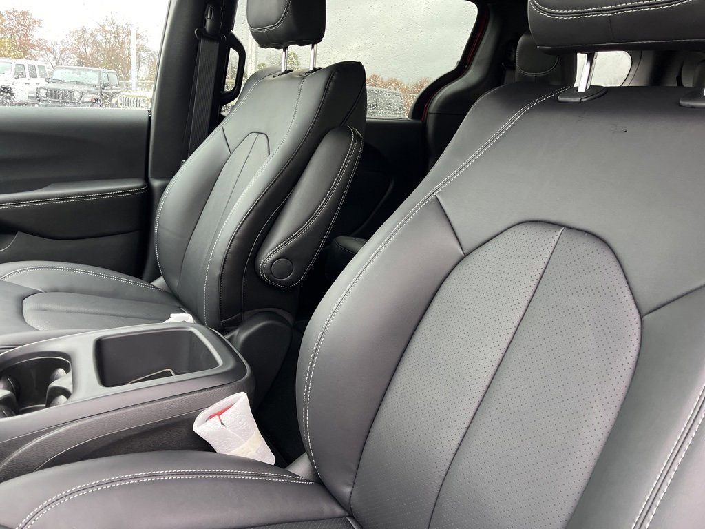 New 2026 Chrysler Pacifica Select image 5