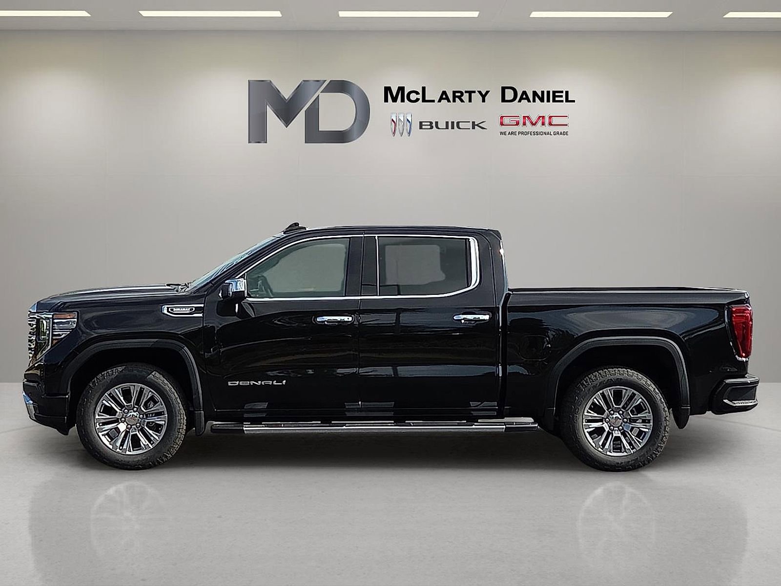 Used 2026 GMC Sierra 1500 Denali AWD/4WD image 3