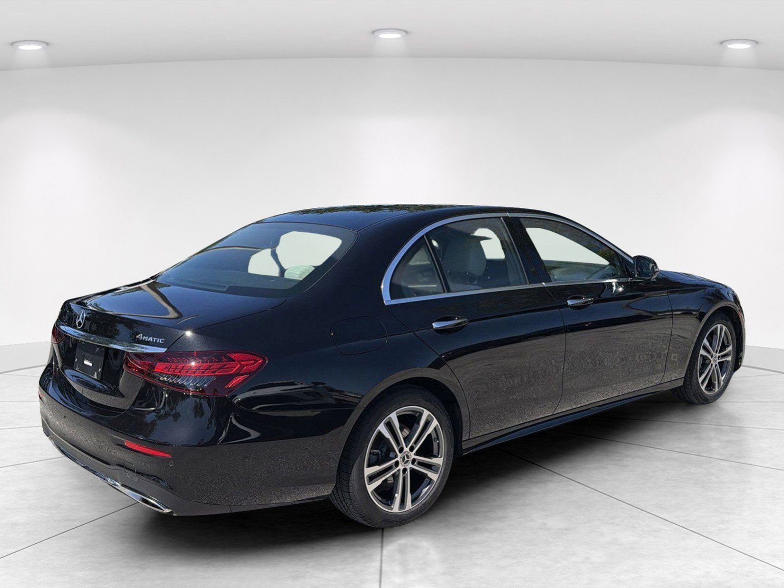 Used 2022 Mercedes-Benz E 350 4MATIC Sedan image 4