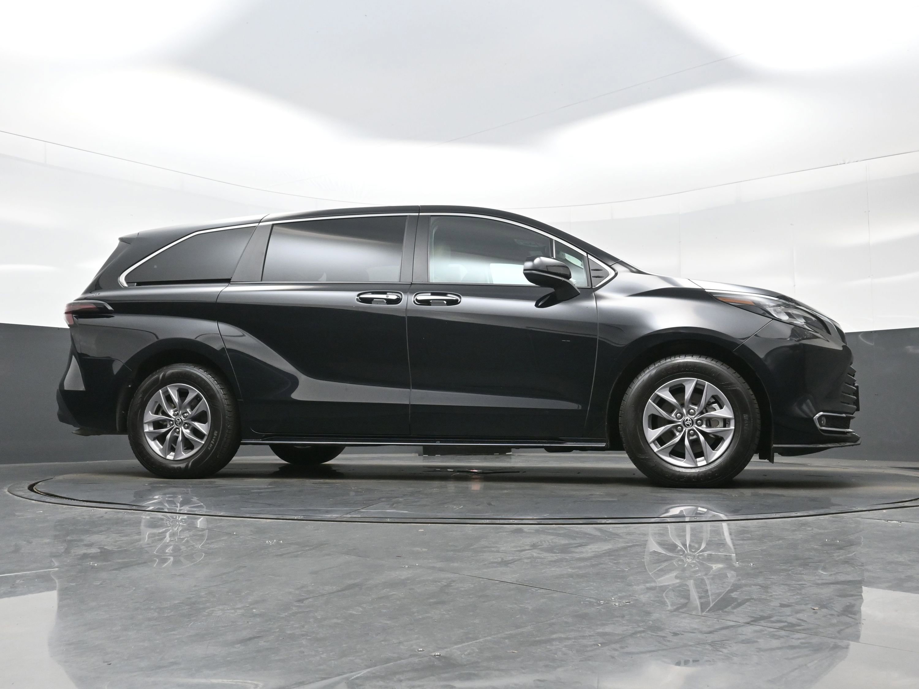 Used 2024 Toyota Sienna XLE AWD/4WD image 35