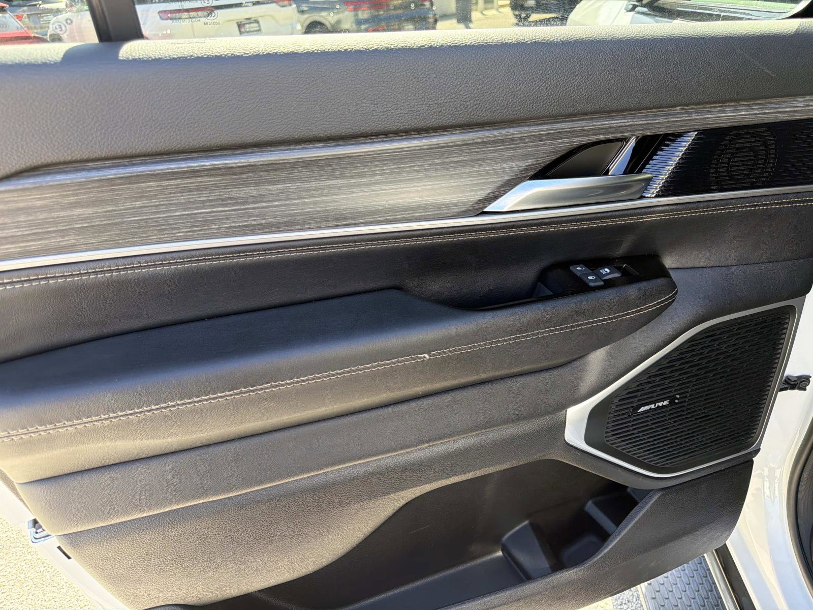 Used 2024 Jeep Wagoneer L Series II RWD image 12