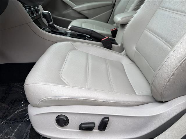 Used 2019 Volkswagen Passat 2.0T SE R-Line image 11