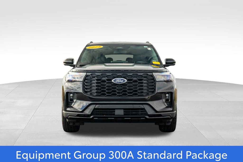 Used 2025 Ford Explorer ST-Line w/ ST-Line Street Pack image 2