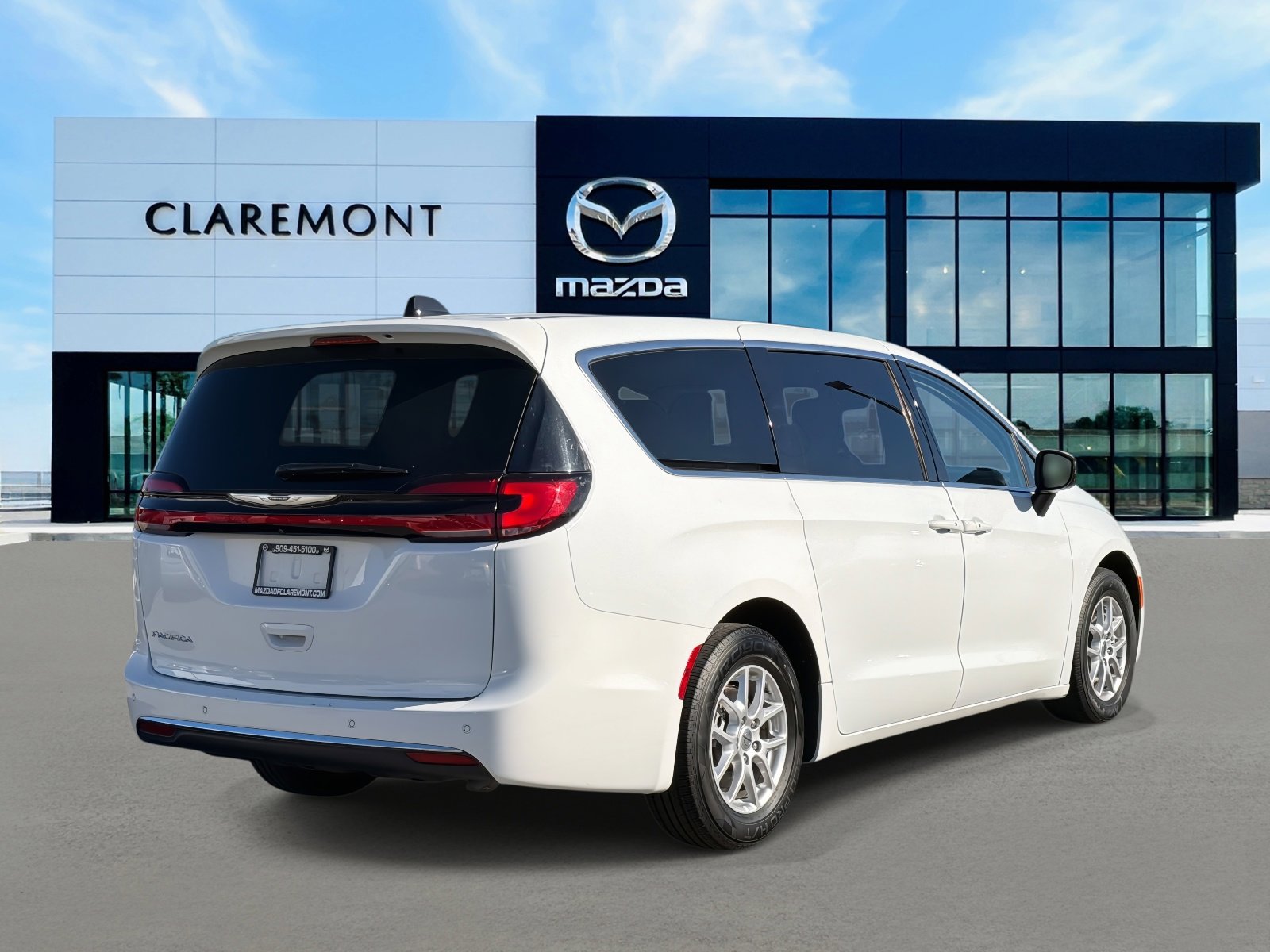 Used 2023 Chrysler Pacifica Touring-L image 5