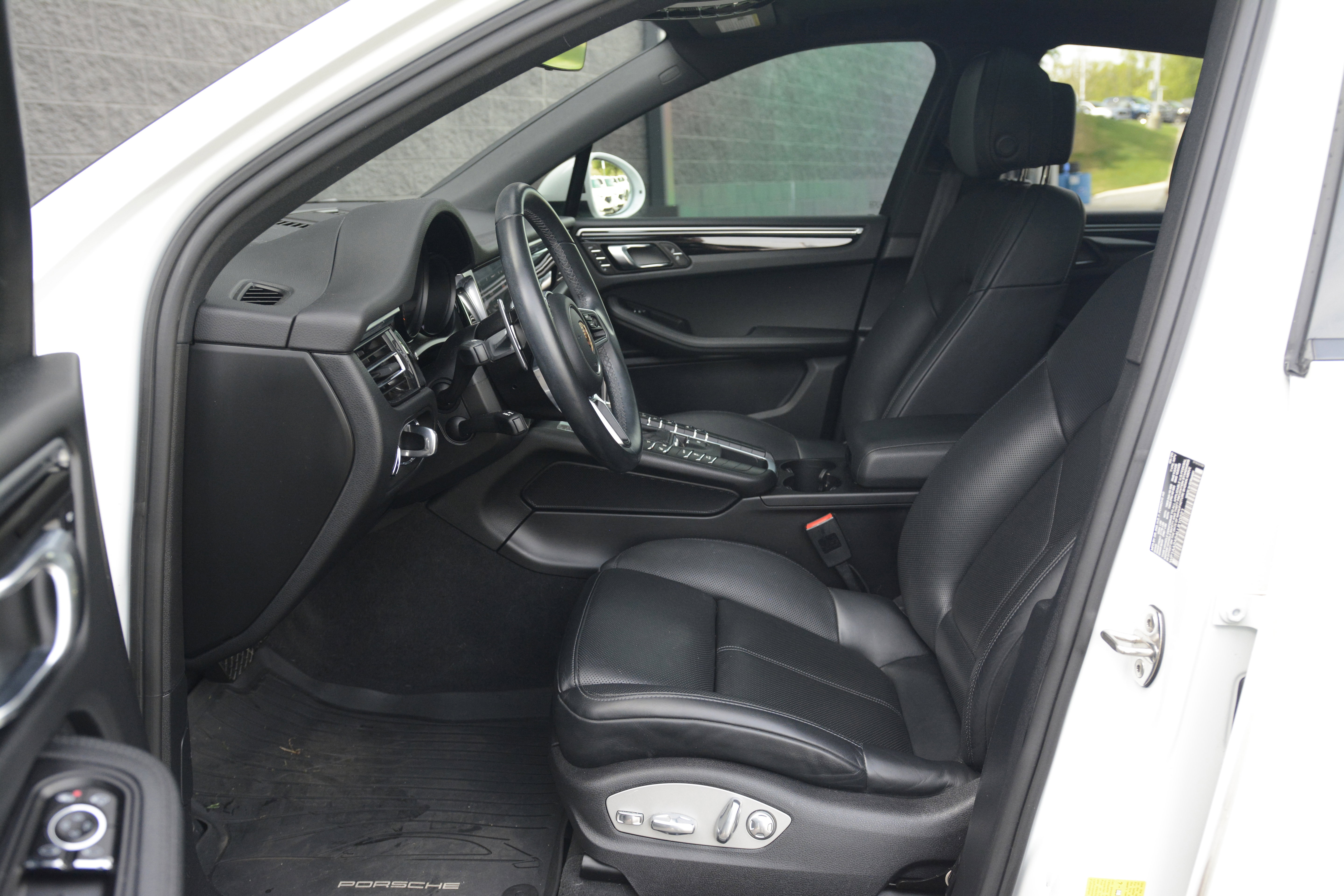 Certified 2020 Porsche Macan AWD/4WD image 15
