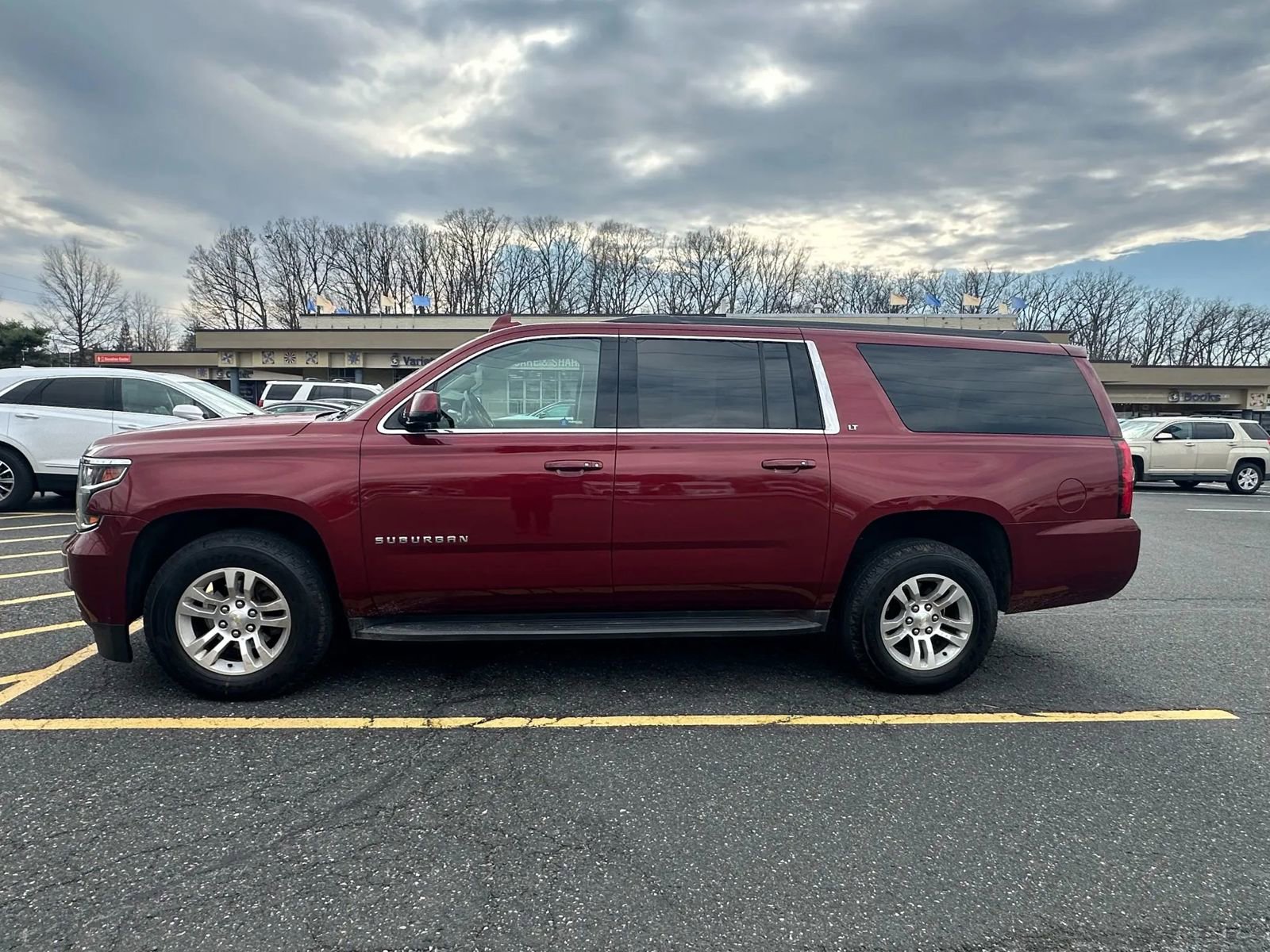 Used 2016 Chevrolet Suburban LT w/ Luxury Package image 2