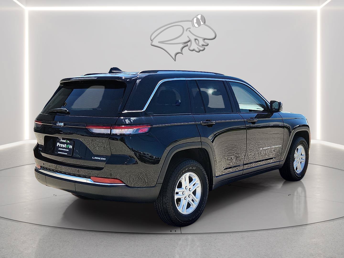 Used 2023 Jeep Grand Cherokee Laredo AWD/4WD image 5