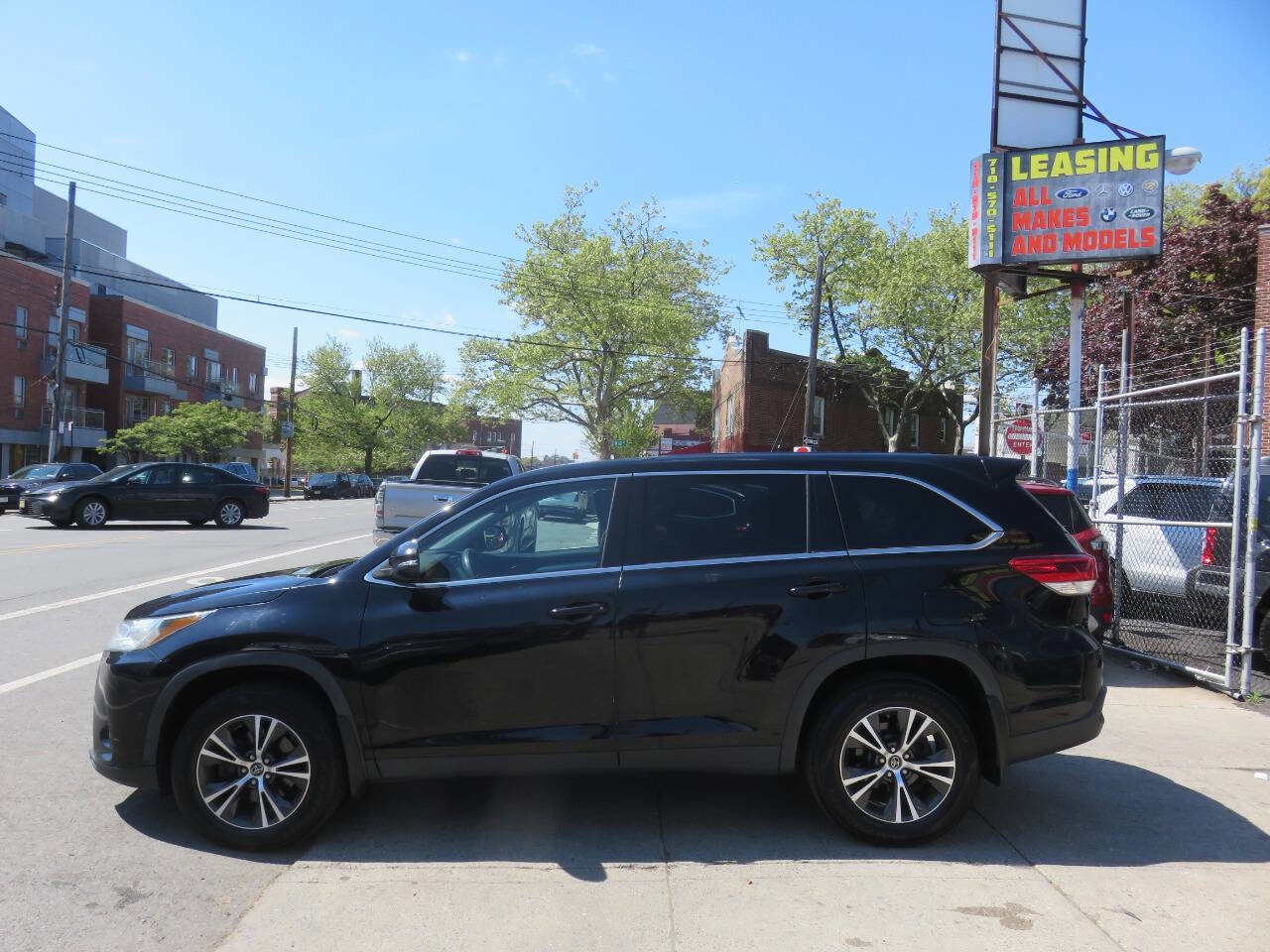 Used 2019 Toyota Highlander LE AWD/4WD image 7