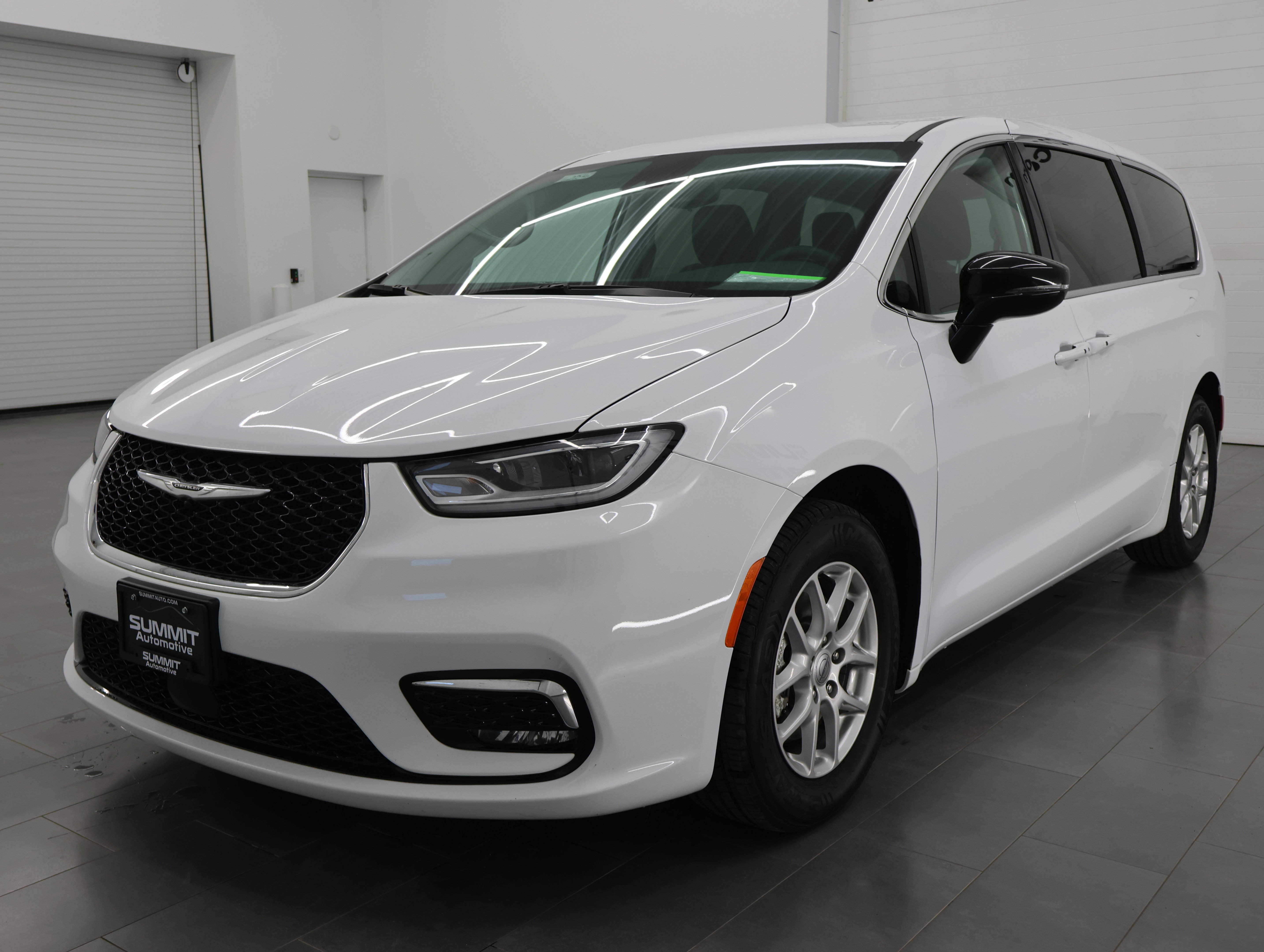 Used 2024 Chrysler Pacifica Touring-L FWD image 7