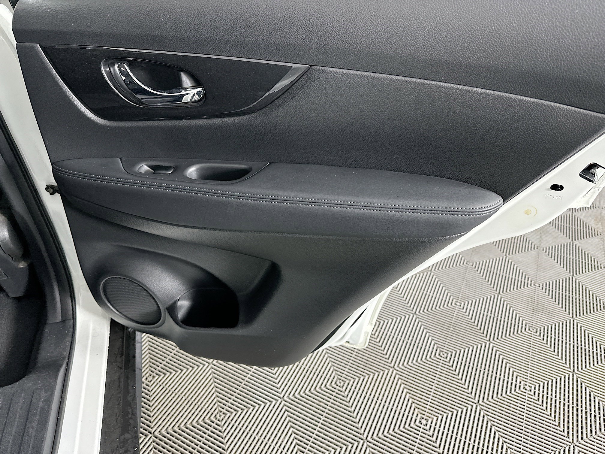 Used 2017 Nissan Rogue SV image 30