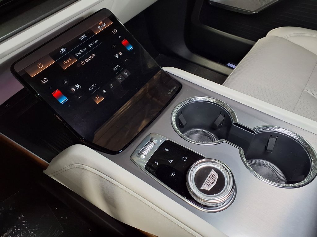 New 2027 Cadillac Vistiq Luxury AWD/4WD image 18