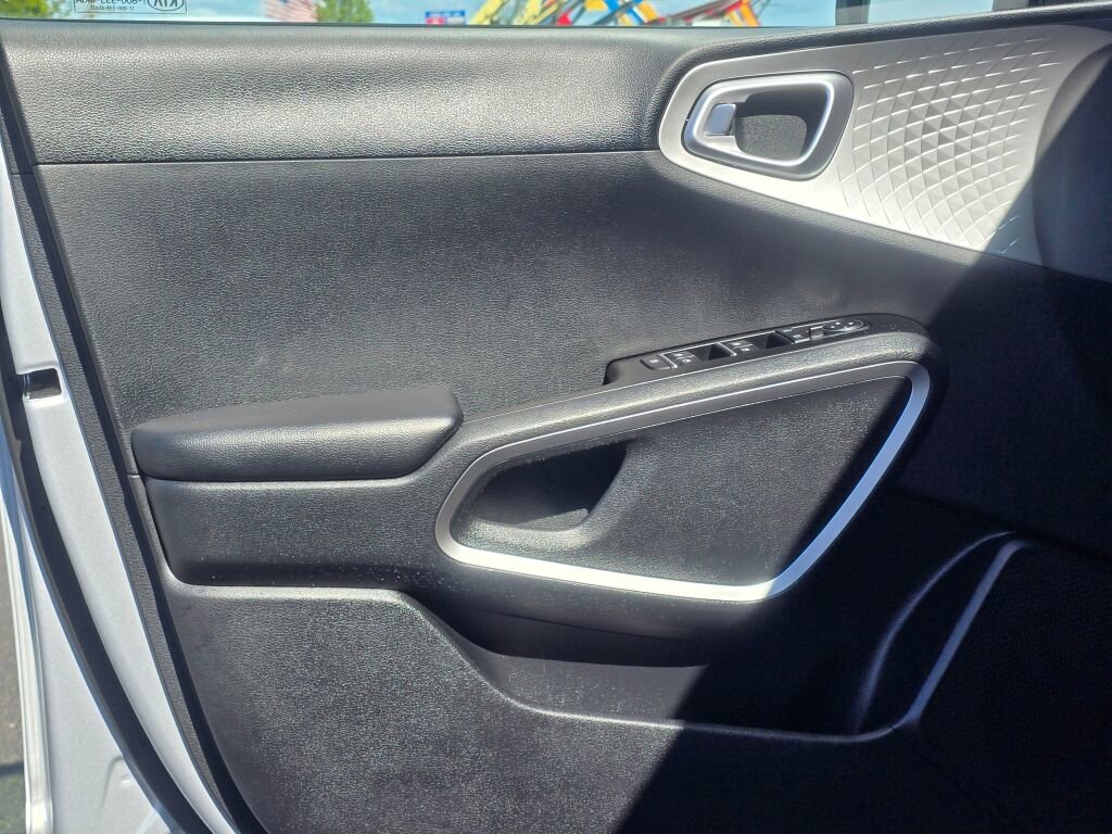 Used 2020 Kia Soul LX FWD image 16