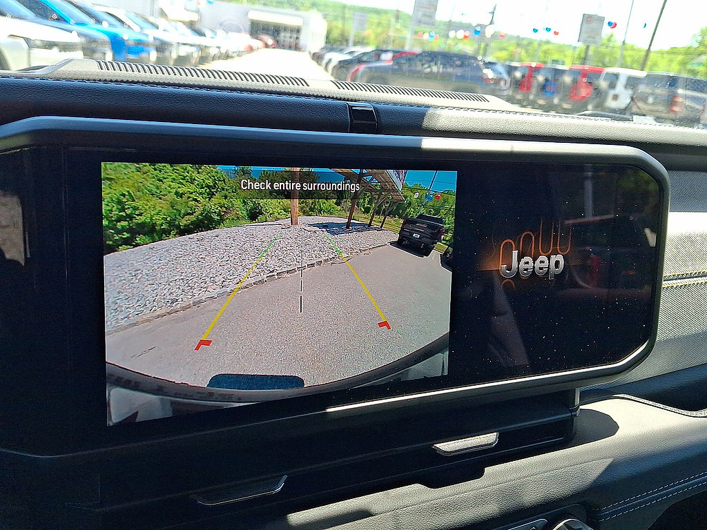 Used 2025 Jeep Wrangler Unlimited Sahara w/ Safety Group AWD/4WD image 15