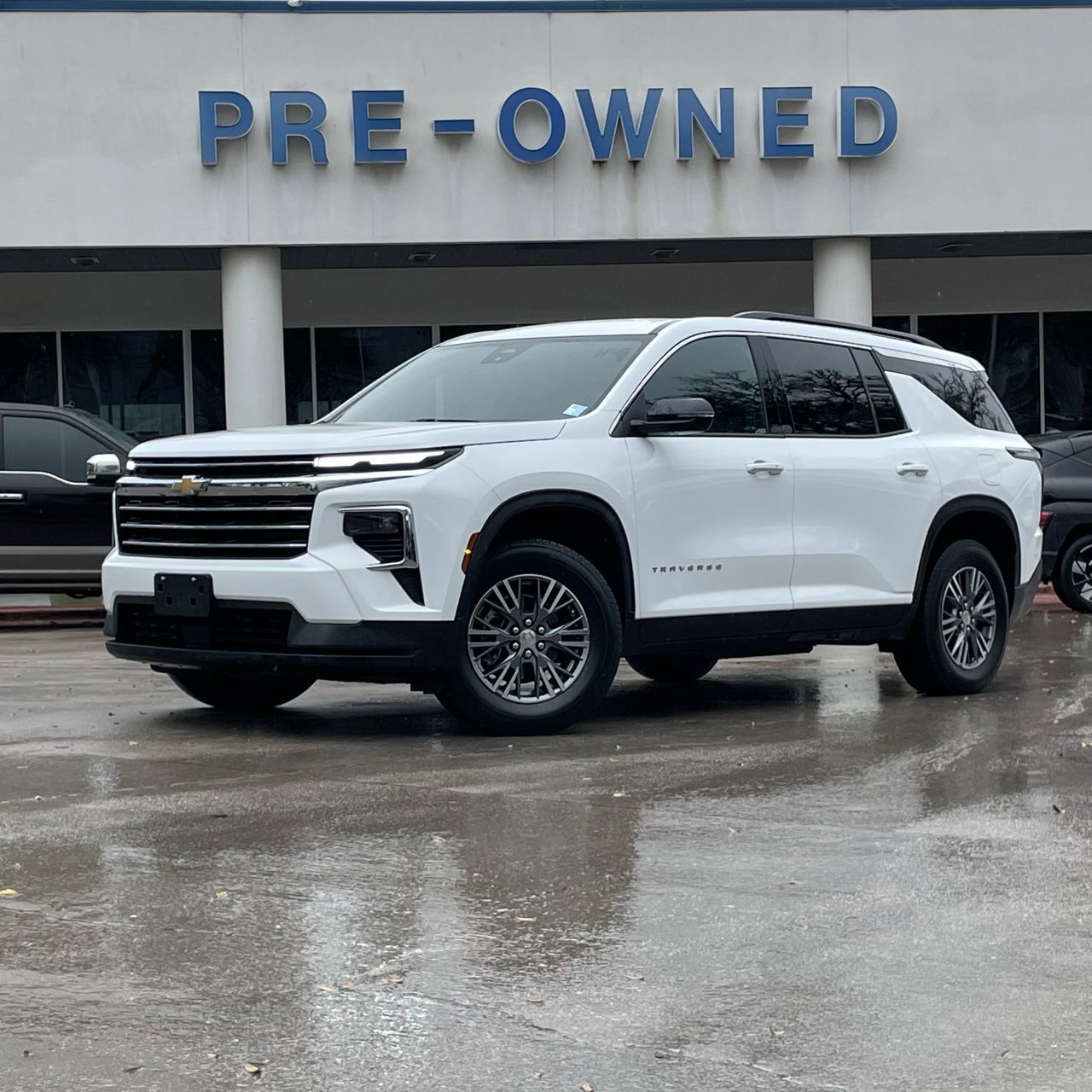 Used 2025 Chevrolet Traverse LT image 2