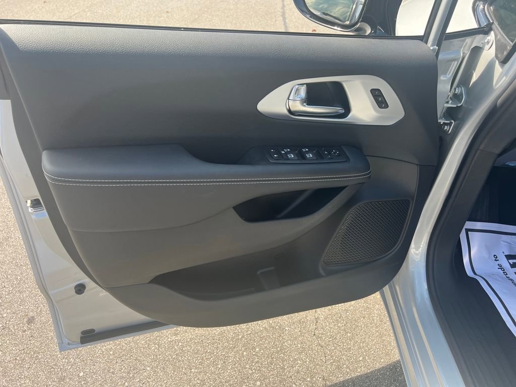 New 2026 Chrysler Pacifica Limited image 35
