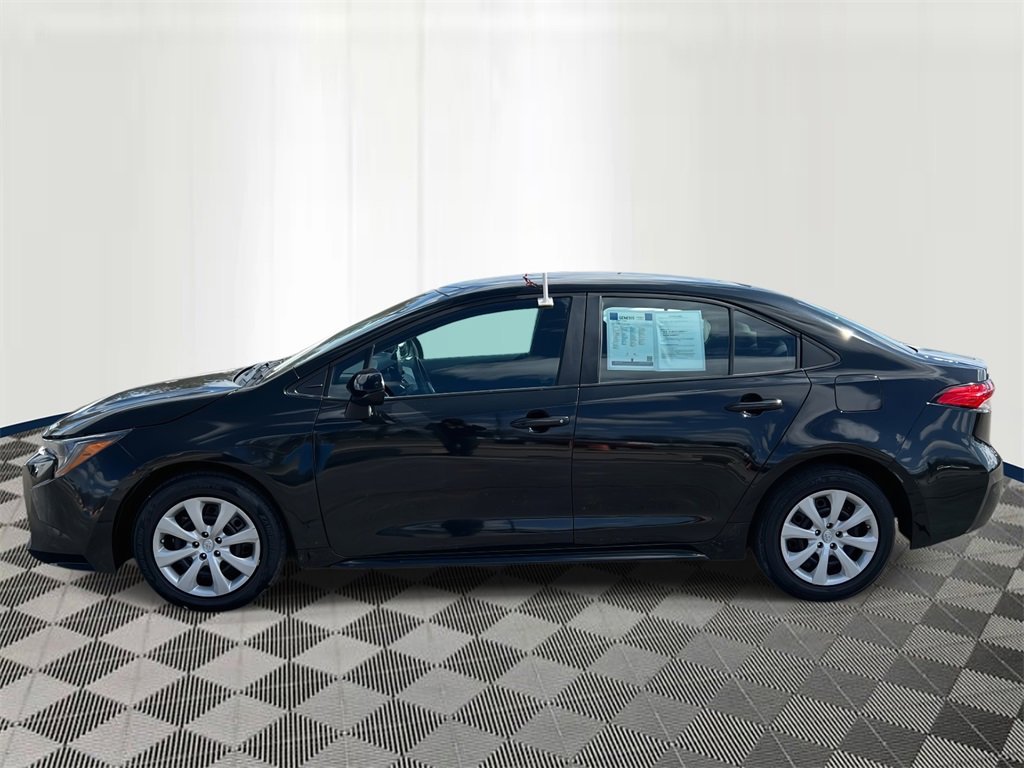Used 2022 Toyota Corolla LE image 2