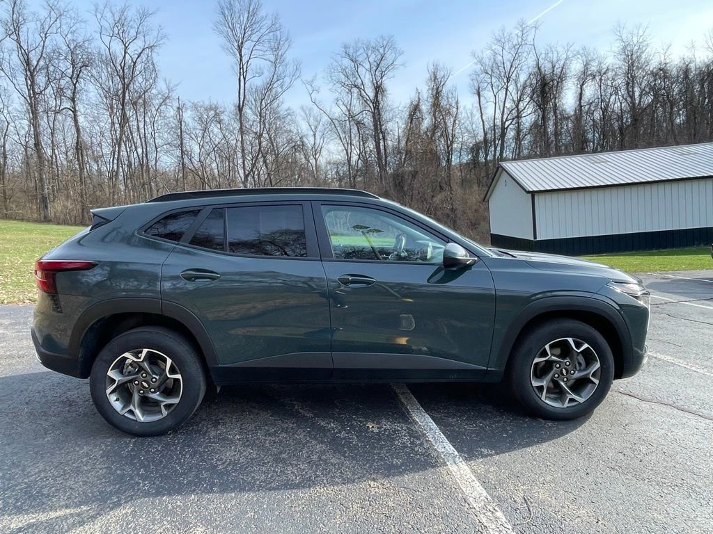 Certified 2025 Chevrolet Trax LT w/ LT Convenience Package image 2