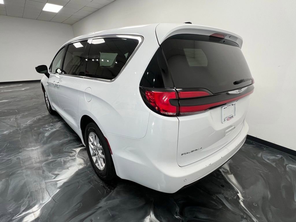 Used 2024 Chrysler Pacifica Touring-L FWD image 20