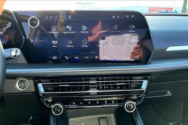 Used 2025 Chevrolet Traverse LT FWD image 15