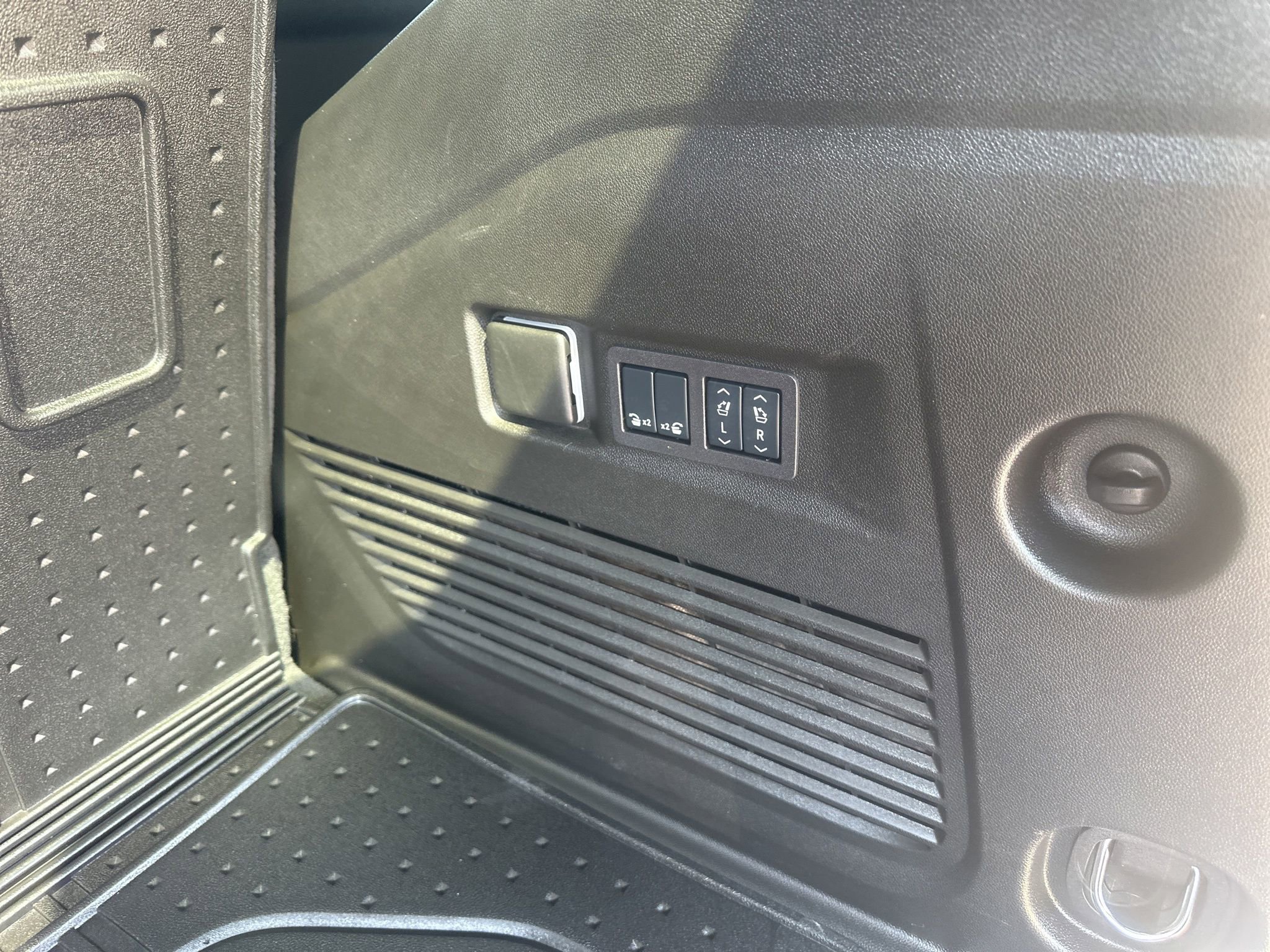 Used 2025 Chevrolet Tahoe Premier image 21