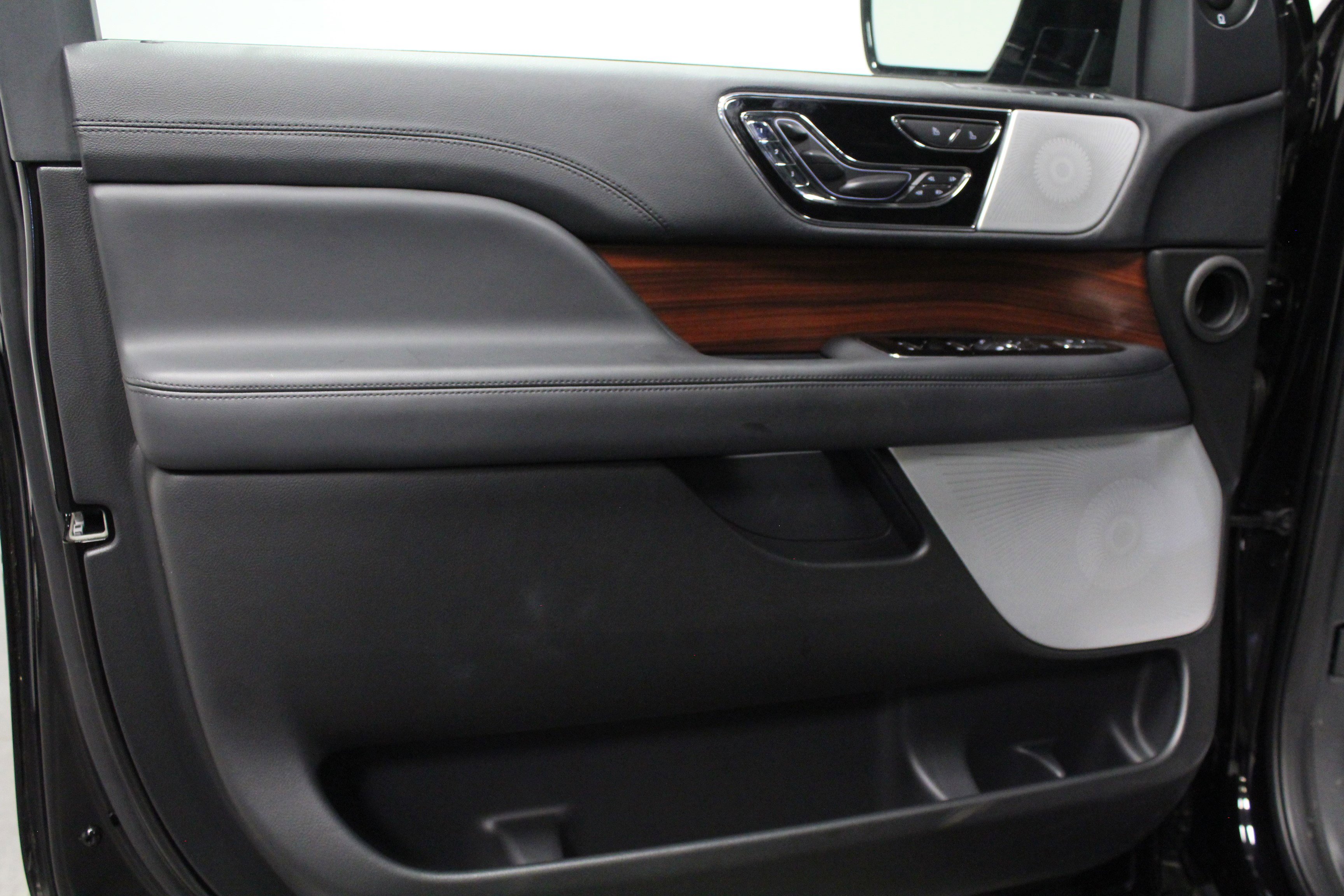 Used 2024 Lincoln Navigator Reserve image 11