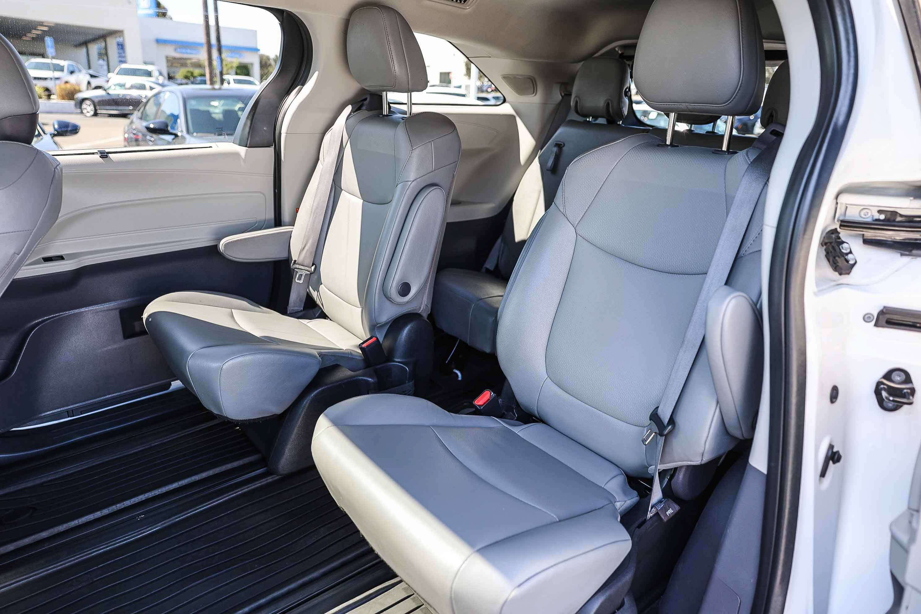 Used 2022 Toyota Sienna XLE w/ XLE Plus Package FWD image 10