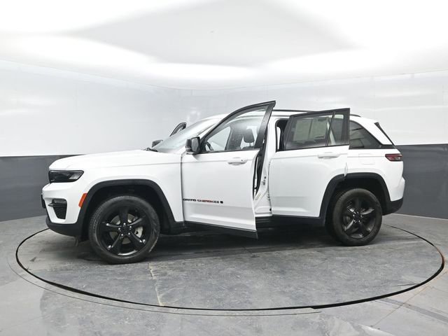 Used 2023 Jeep Grand Cherokee Limited w/ Black Appearance Package image 31