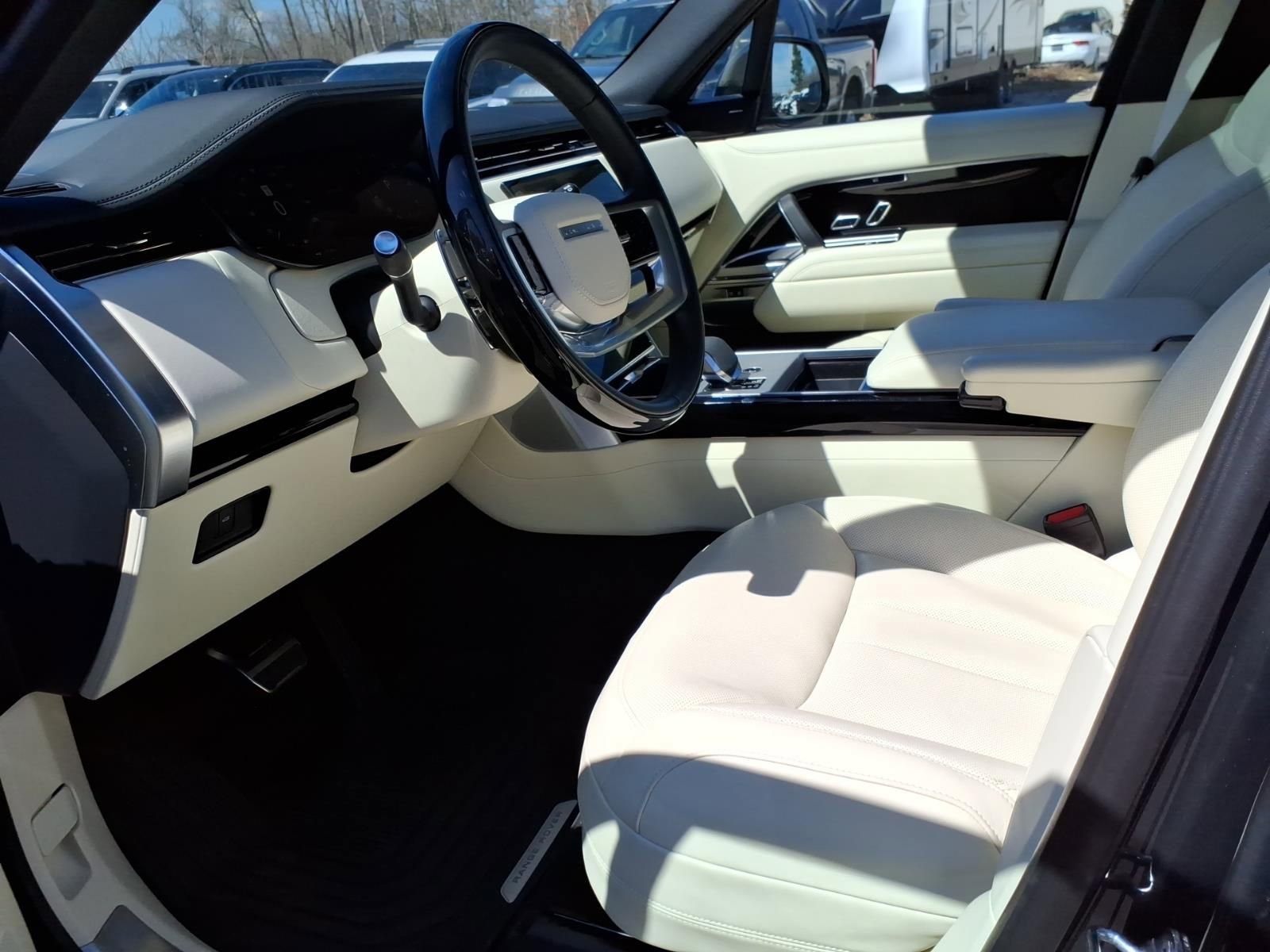 Used 2025 Land Rover Range Rover SE image 10