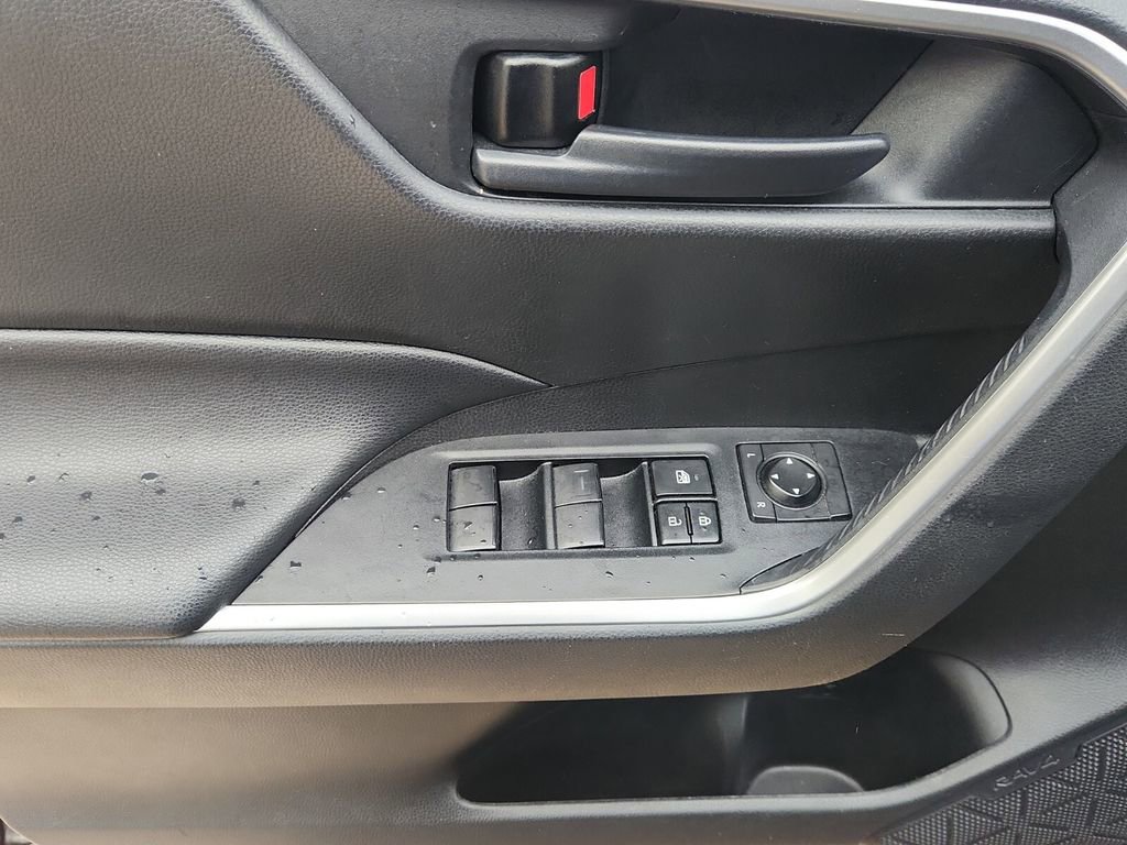 Used 2021 Toyota RAV4 LE image 12