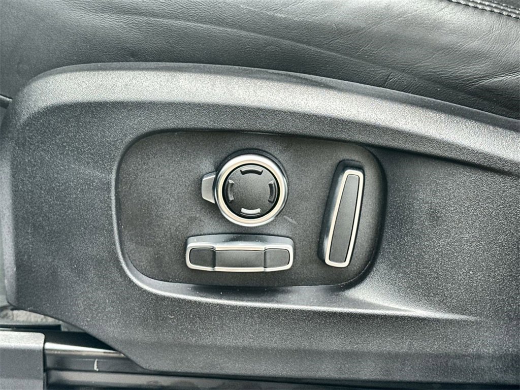 Used 2025 Land Rover Defender 130 X-Dynamic SE image 20