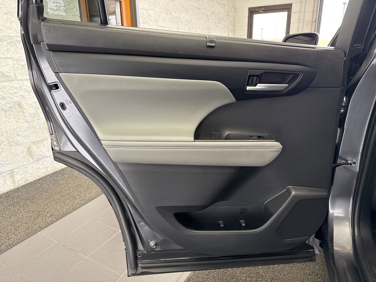 Used 2023 Toyota Highlander XLE image 43