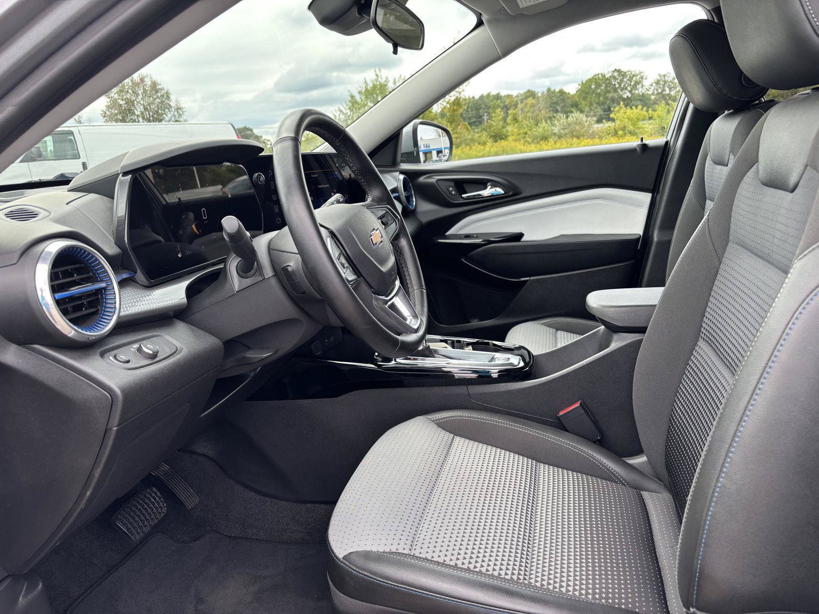 Used 2025 Chevrolet Trax LT w/ LT Convenience Package FWD image 14