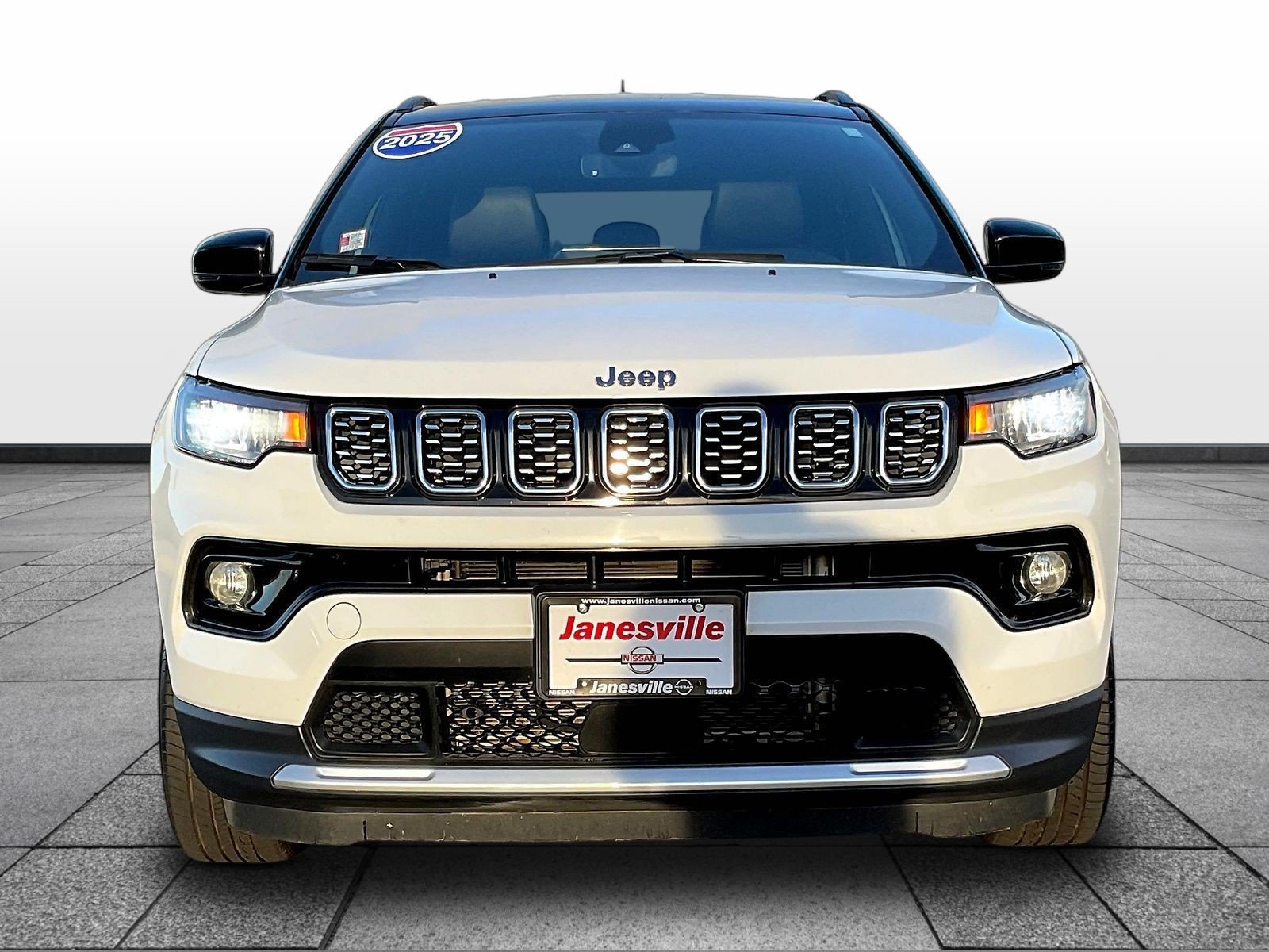 Used 2025 Jeep Compass Limited AWD/4WD image 2