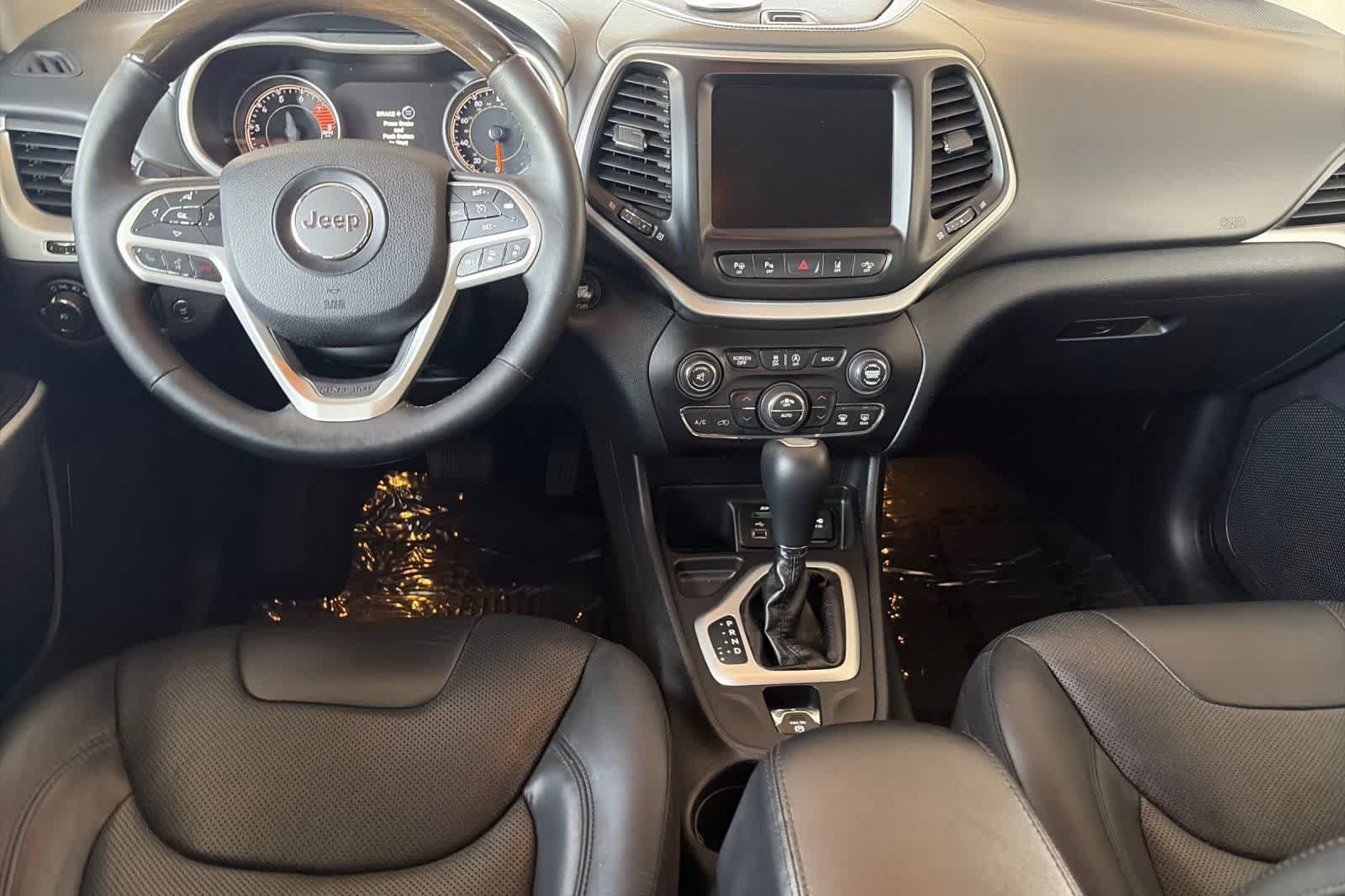 Used 2017 Jeep Cherokee Overland w/ Technology Group FWD image 3