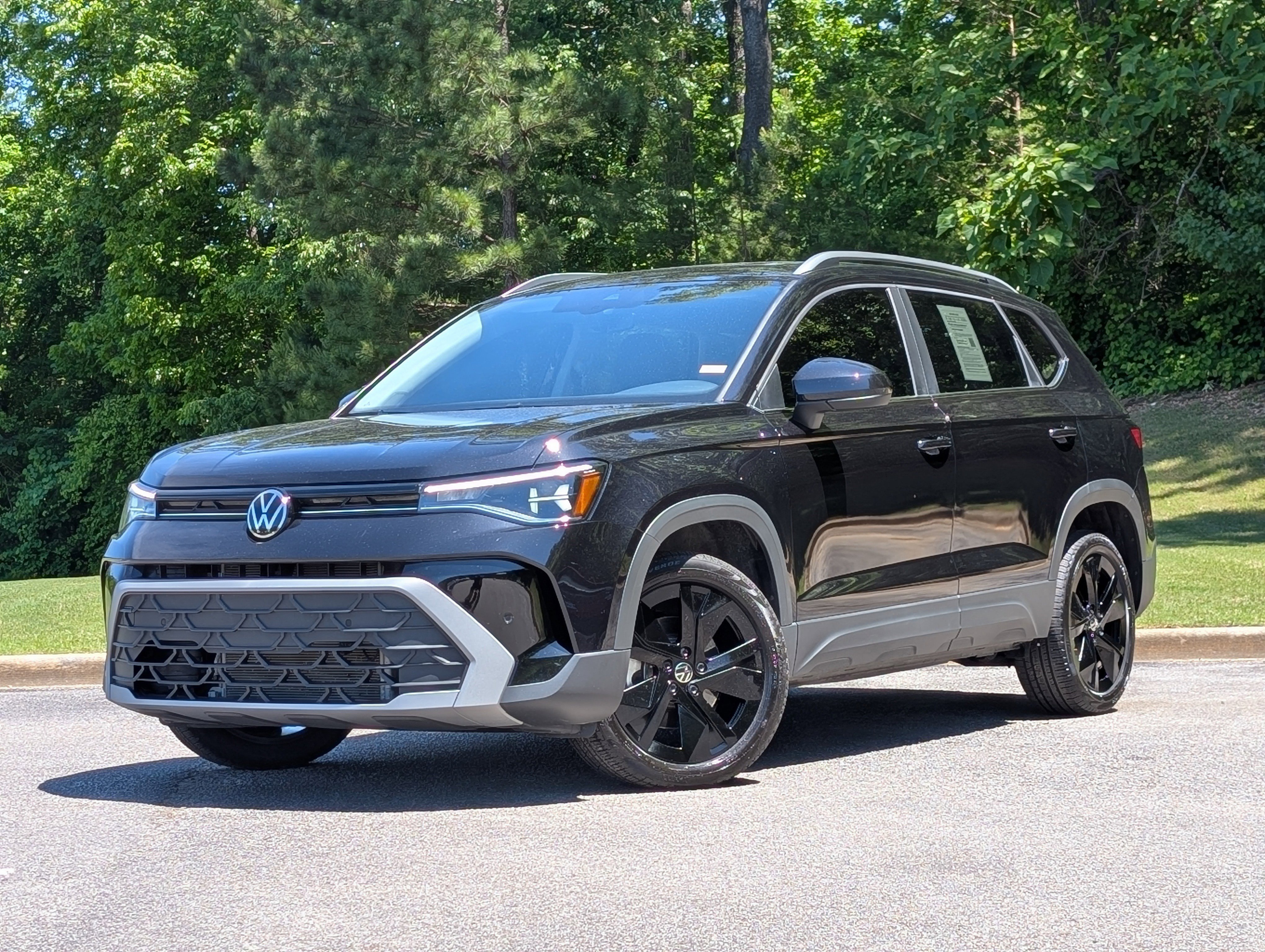 Used 2025 Volkswagen Taos SE w/ Panoramic Sunroof Package FWD image 4