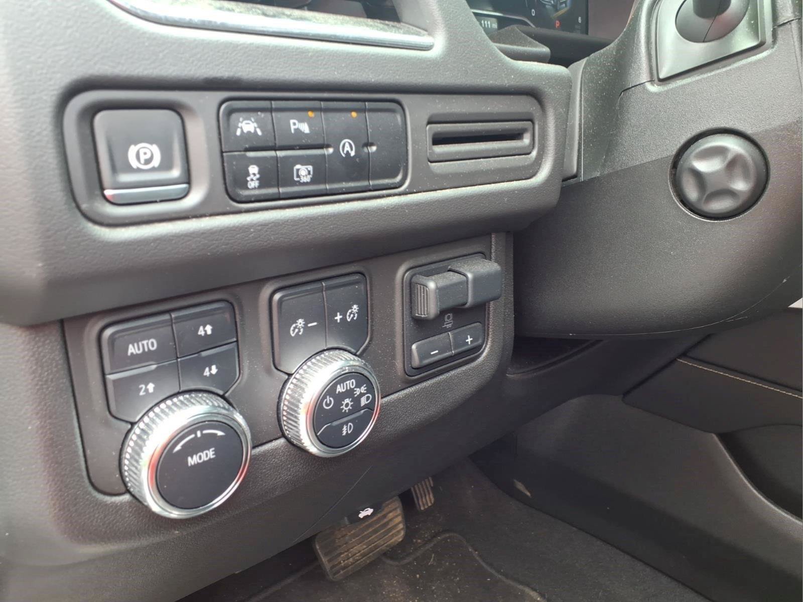 Used 2024 GMC Yukon SLT w/ SLT Luxury Package AWD/4WD image 22