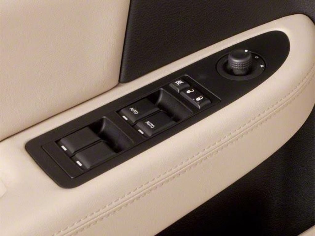 Used 2013 Chrysler 200 LX FWD image 13