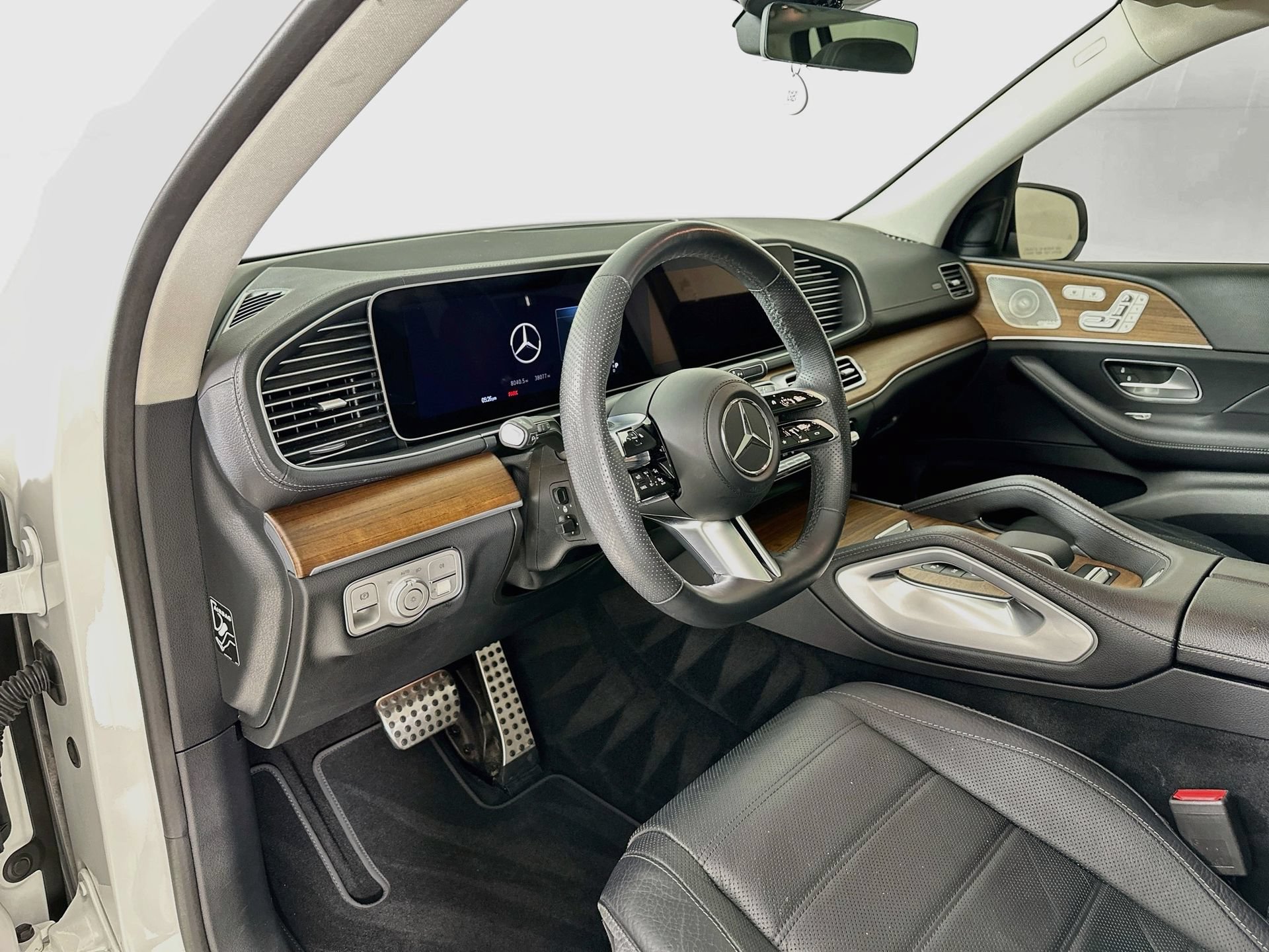 Used 2024 Mercedes-Benz GLS 450 4MATIC image 10