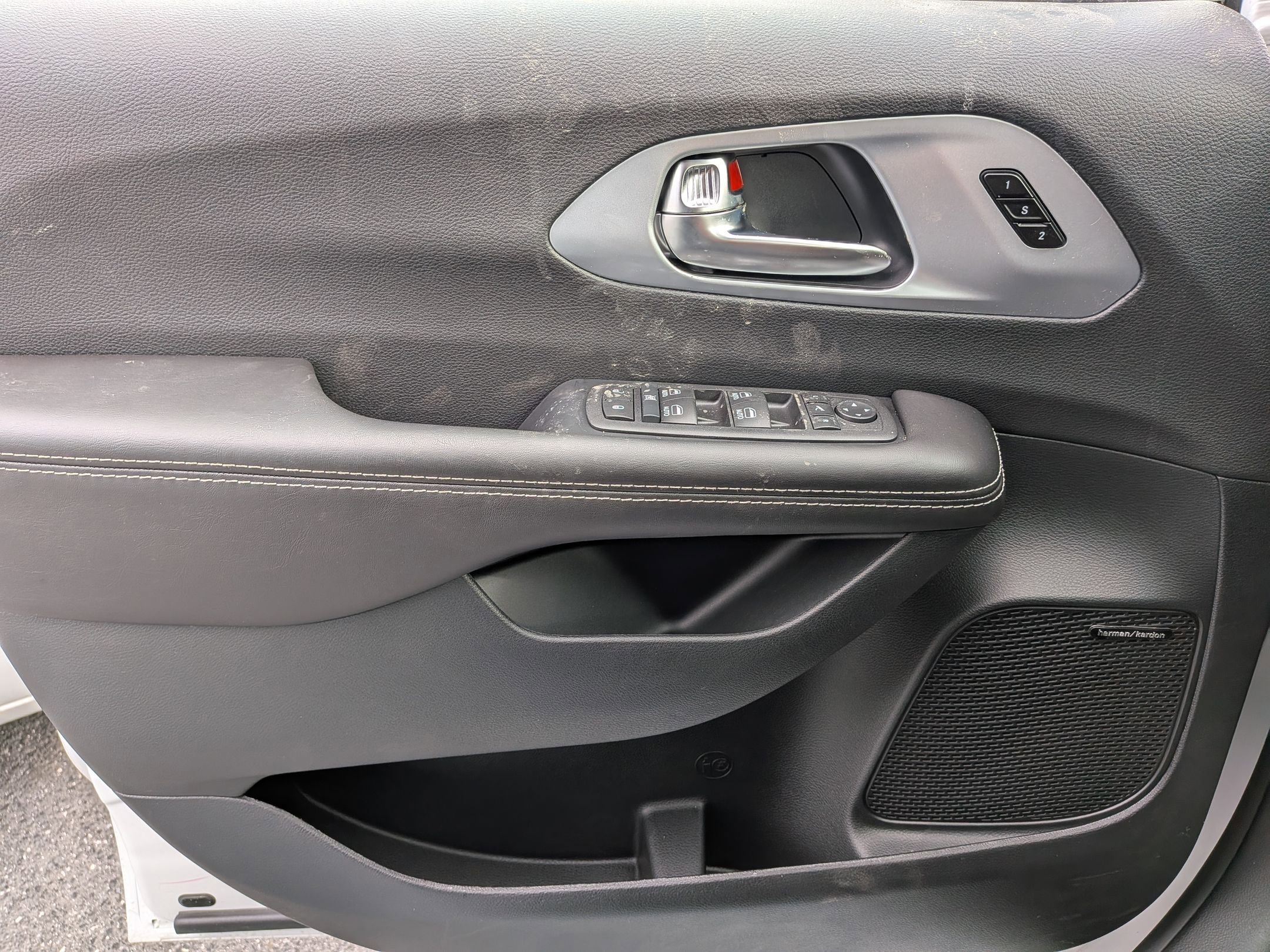 New 2026 Chrysler Pacifica Limited w/ Uconnect Theater Family Group image 24