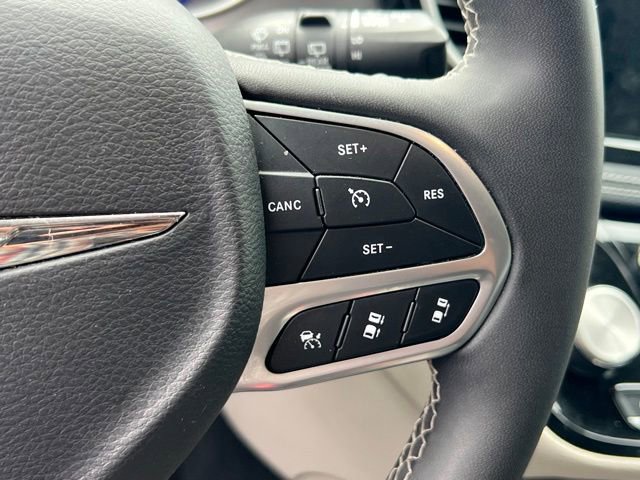 Used 2024 Chrysler Pacifica Limited FWD image 16