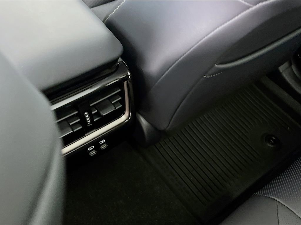 Used 2025 Toyota Crown Signia w/ Advanced Technology Package image 25