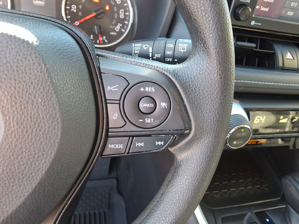 Used 2022 Toyota RAV4 XLE AWD/4WD image 22