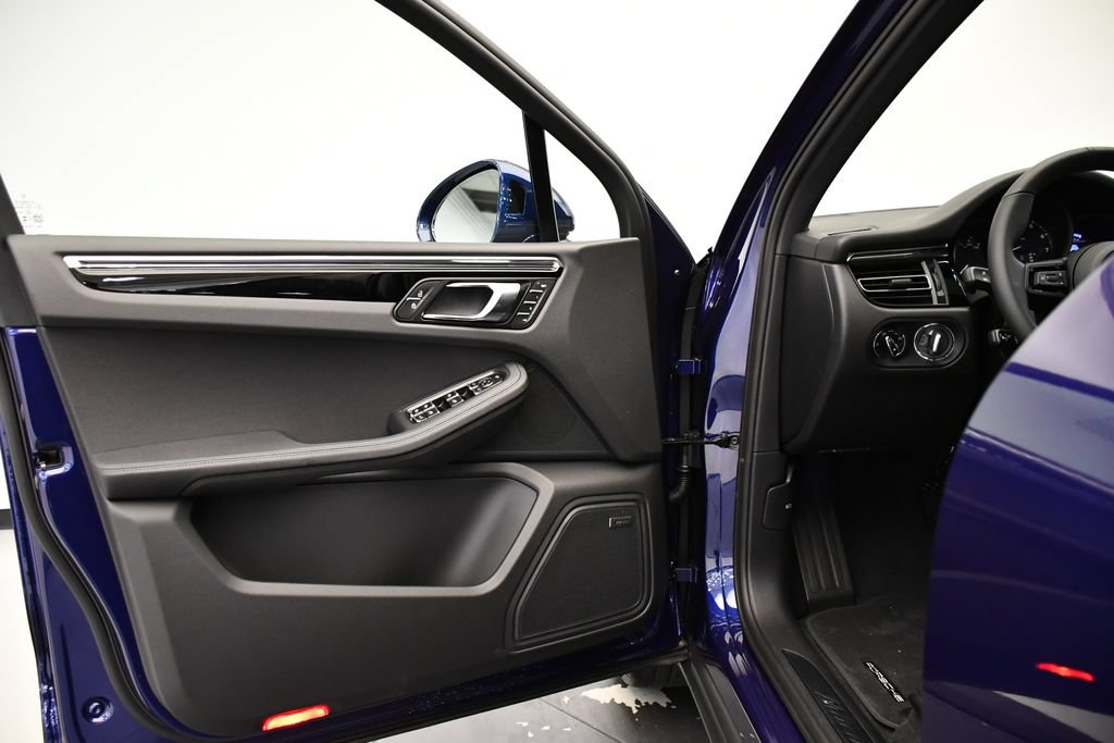 Certified 2026 Porsche Macan AWD/4WD image 35