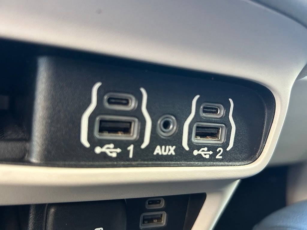 Used 2022 Chrysler Pacifica Touring-L image 32