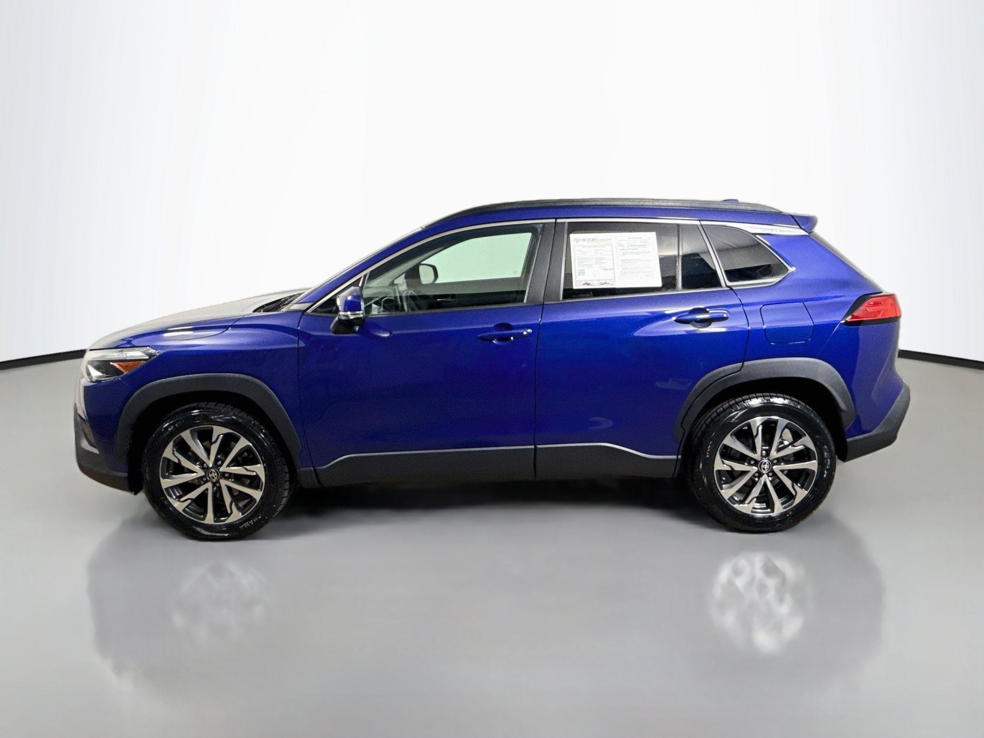 Used 2022 Toyota Corolla Cross XLE w/ Convenience Package FWD image 4