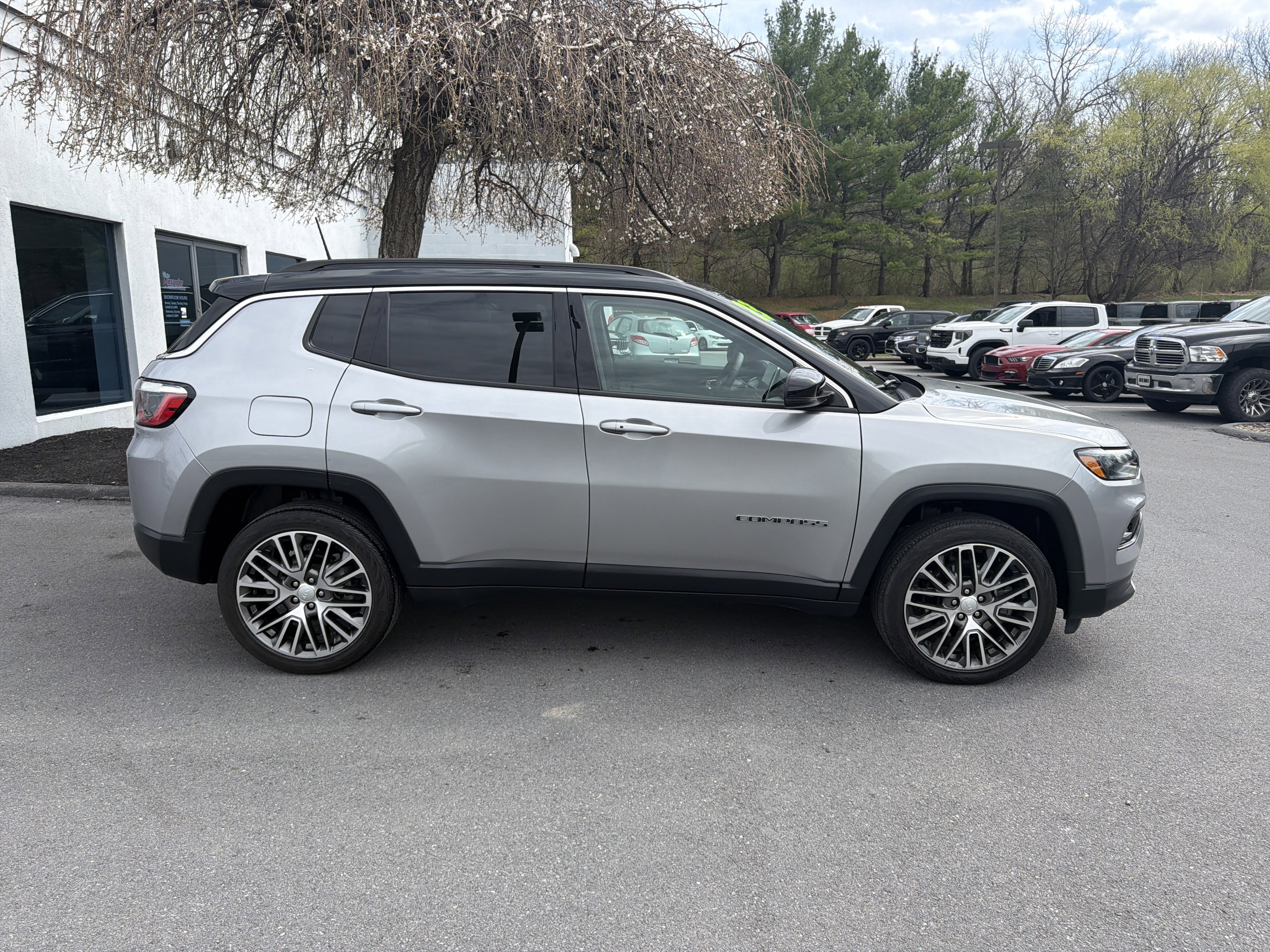 Used 2023 Jeep Compass Limited w/ Elite Group AWD/4WD image 2